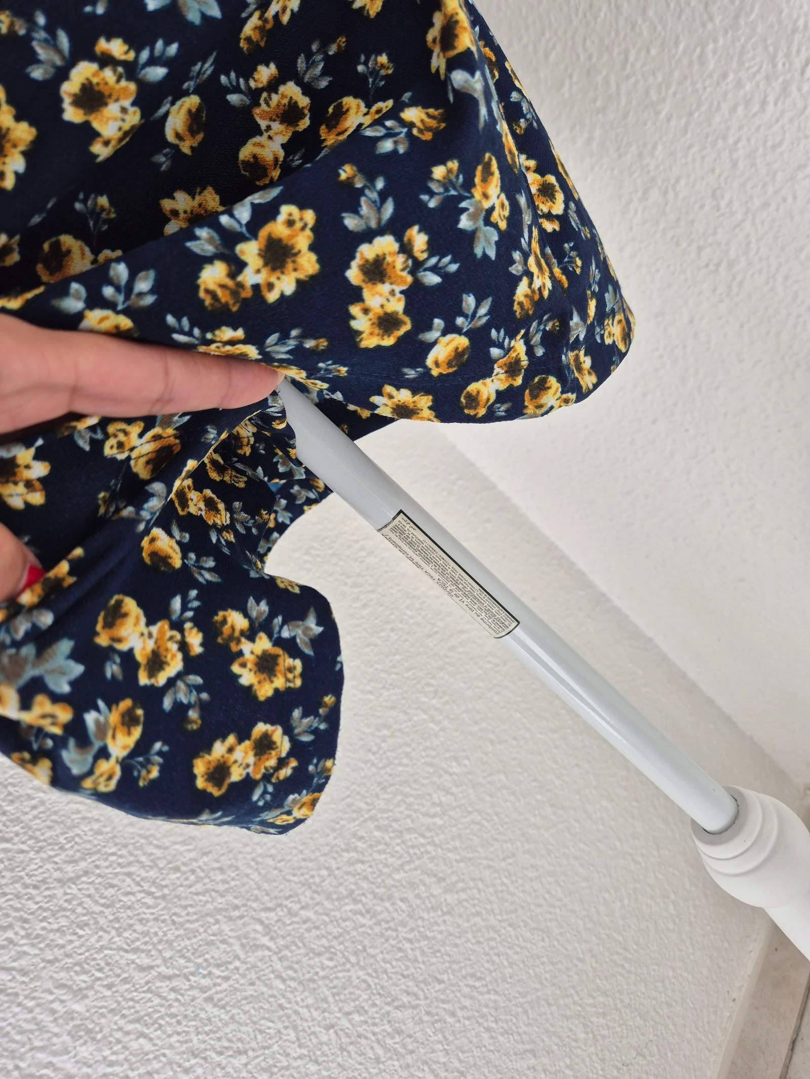 Combishort Mango Basics T36/S – azul marinho com flores amarelas, ombros descobertos, estilo boêmio chique – photo 7